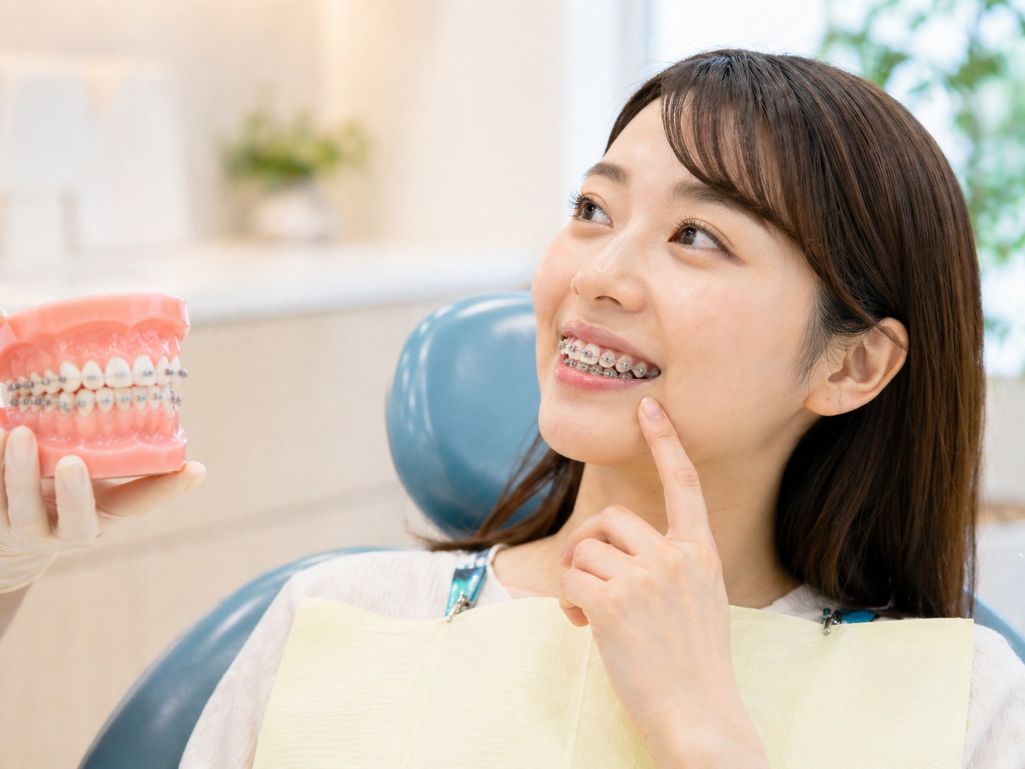 矯正歯科 矯正装置を確認する女性