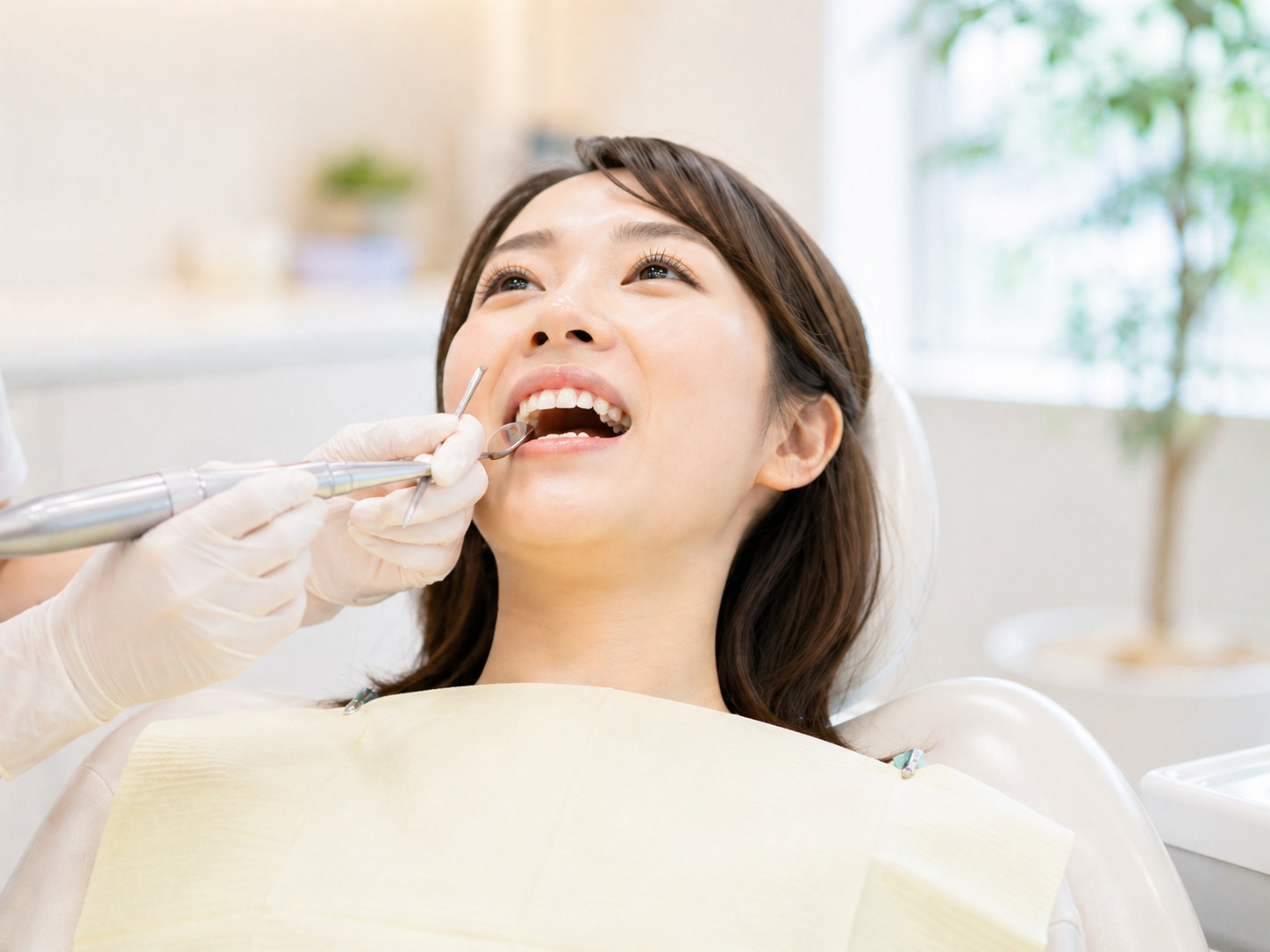 予防歯科 クリーニングを受ける女性